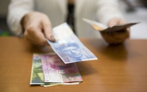 OTP Bank inca refuza o intalnire cu debitorii sai. Ce negocieri poarta clientii cu credite in franci elvetieni item-thumbnail
