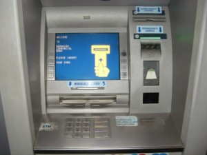 BCR elimina comisioanele de retragere numerar si interogare sold la ATM-urile proprii item-thumbnail