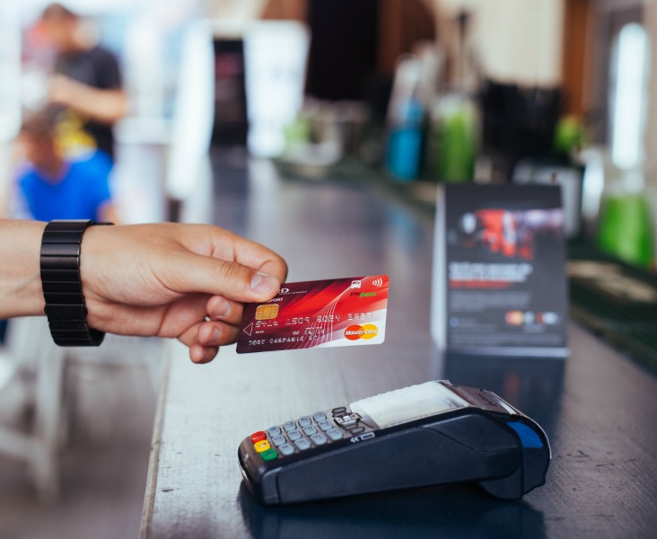 Numărul de magazine care acceptă plata cu cardul a crescut accelerat după apariția legii cash-back Numărul de magazine care acceptă plata cu cardul a crescut accelerat după apariția legii cash-back