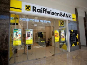 Raiffeisen Bank răspunde acuzațiilor privind practicile înșelătoare în creditarea în franci. Banca va cotesta în instanță decizia ANPC item-thumbnail