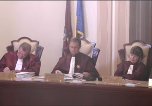 CCR se pronunţă, astăzi, în cazul celor 33 de sesizări privind neconstituționalitatea legii privind darea în plată item-thumbnail