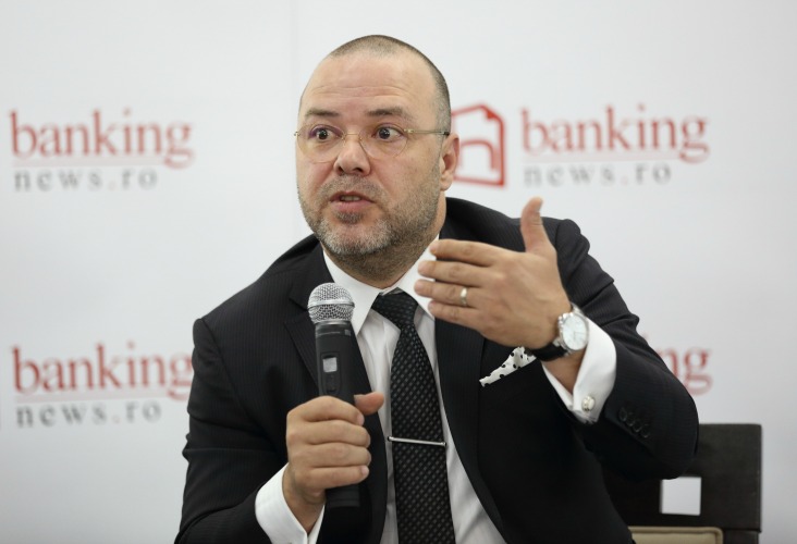 Florin Dănescu, Asociaţia Română a Băncilor, explică care sunt principalele obiective ale procesului de digitalizare: acordarea de credite online şi acceptarea semnăturii electronice ca variantă alternativă pentru orice contract între bancă şi client Florin Dănescu, Asociaţia Română a Băncilor, explică care sunt principalele obiective ale procesului de digitalizare: acordarea de credite online şi acceptarea semnăturii electronice ca variantă alternativă pentru orice contract între bancă şi client