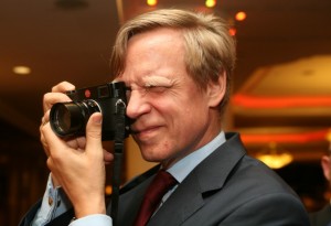 Steven van Groningen, președinte Raiffeisen Bank, a explicat decizia de a participa la protestele din Piața Victoriei: ”Îmi pasă. De aceea am fost în piață. Este un risc pe care mi-l asum.” item-thumbnail