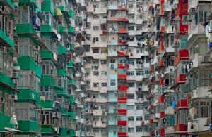 Viaţa la bloc: Înghesuiala locativă, una dintre problemele dramatice cu care se confruntă românii. Oamenii care trăiesc înghesuiţi sunt mai nefericiţi item-thumbnail