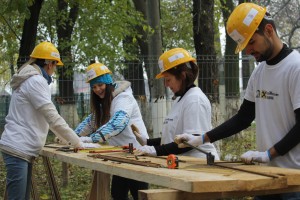 Teambuilding pe șantier: voluntari Raiffeisen Bank au lucrat la construcția unui centru comunitar în Buftea item-thumbnail