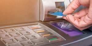 ANALIZĂ SELF BANKING. Bancomatele multifuncționale simplifică activitatea agențiilor bancare și constituie un pas intermediar către bankingul online item-thumbnail