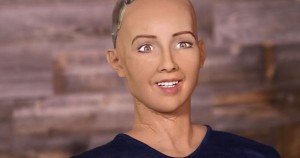 Sophia the Robot a primit un card de credit premium de la UniCredit item-thumbnail