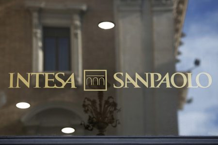 Intesa Sanpaolo Bank taie un punct procentual din dobanda creditelor imobiliare