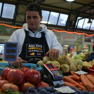 Drumul spre normalitate: Romanii pot plati cu cardul la o taraba de fructe si legume din Piata Hala Traian. POS-ul a fost instalat cu sprijinul MasterCard.