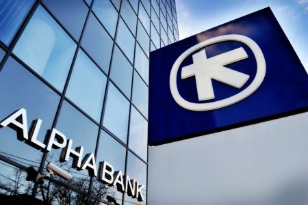 Alpha Bank acordă primul credit în programul „PRIMA MAŞINĂ” 2016