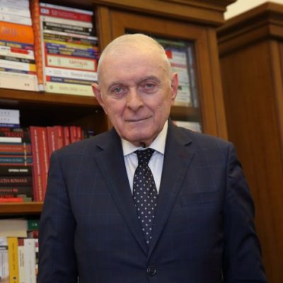Adrian Vasilescu, BNR: Statul stă trei sferturi de lună pe cheltuieli făcute din împrumuturi de la bănci şi nu poate să taxeze, filozofic vorbind, băncile care îi susţin activitatea cu această sintagmă, “taxa pe lăcomie”