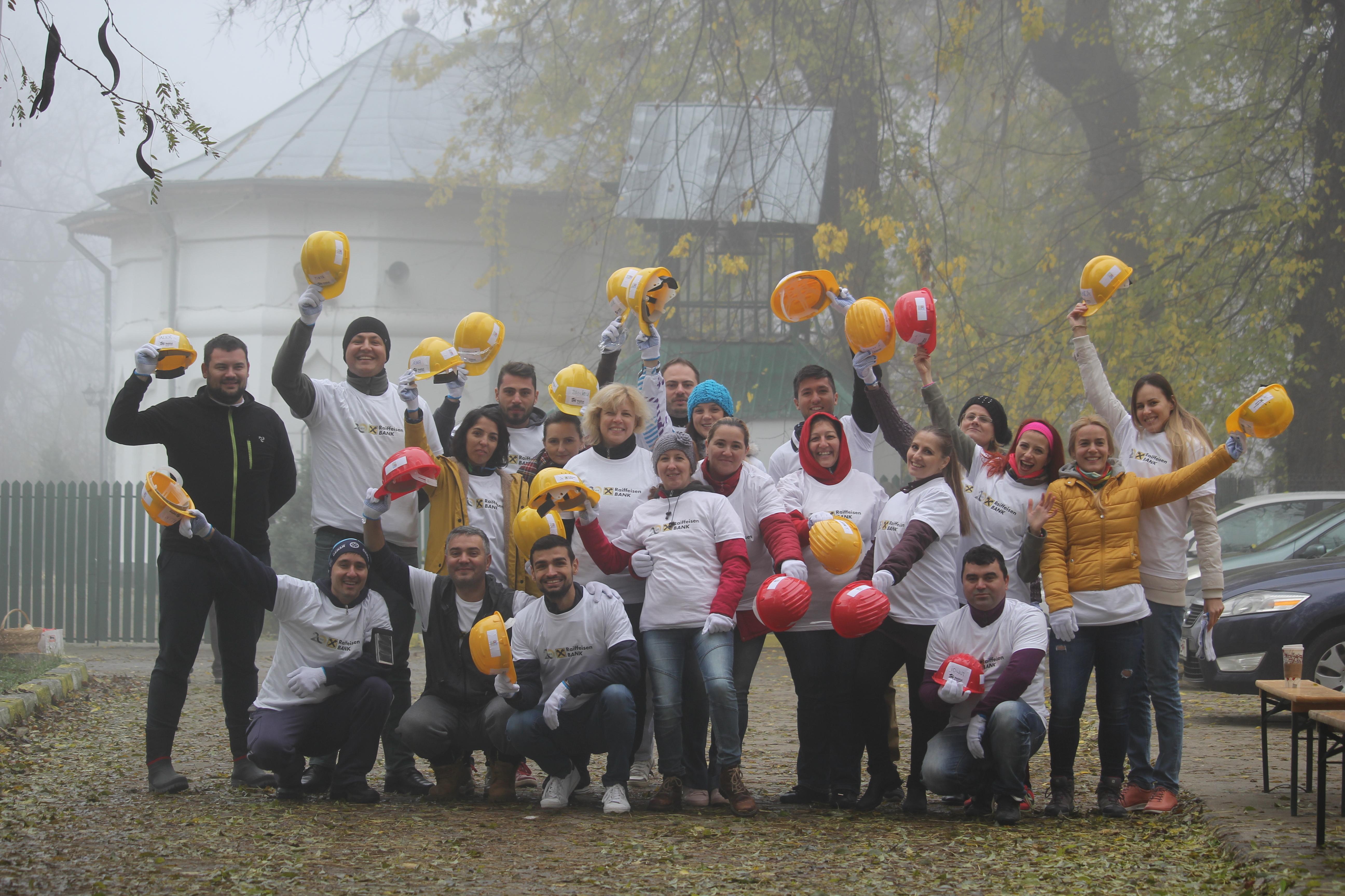 Teambuilding pe șantier: voluntari Raiffeisen Bank au ...