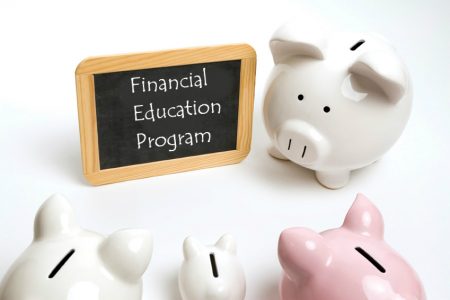 Elevii de liceu pot studia online programul de educaţie financiară lansat de Raiffeisen Bank și Junior Achievement, ABCdar bancar