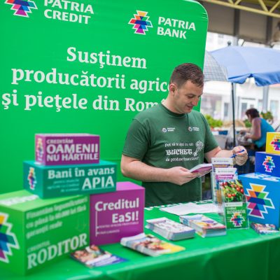 #BancaLaPiata un proiect al Patria Bank ce promovează serviciile bancare chiar printre tarabele de legume, fructe și brânzeturi