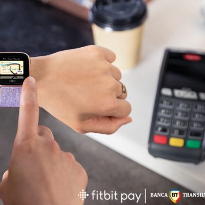 Clientii Bancii Transilvania isi pot lasa portofelul sau telefonul acasa pentru ca de astazi pot face cumparaturi contactless cu Fitbit