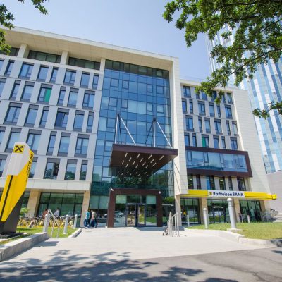 De la Viena, Raiffeisen Bank International își reevaluează poziția din România