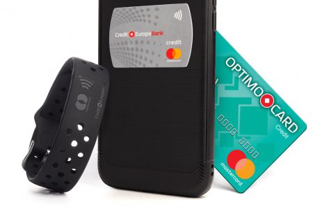 Stickerul și Brățara contactless – noile gadgeturi emise de Credit Europe Bank