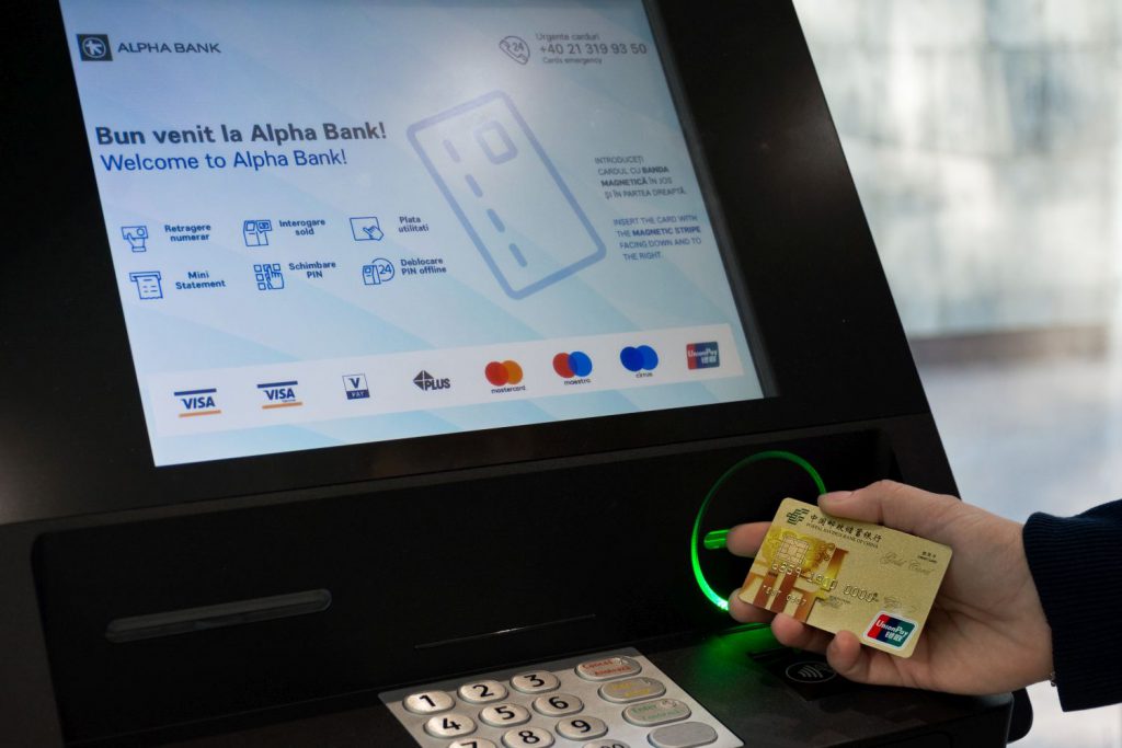 Alpha Bank este prima bancă din România care acceptă cardurile UnionPay la ATM-urile sale