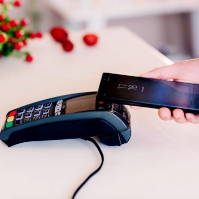 Clienții Băncii Transilvania preferă la cumpărături tranzacțiile contactless cu cardul, telefonul sau BT Pay