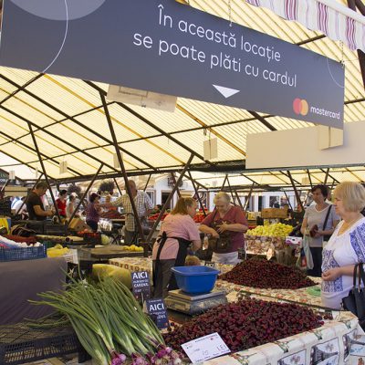 Banca din piață: Comercianţii din din Galaţi şi Iaşi au la dispoziţie POS-uri la care clienţii pot achita legumele si fructele cu cardul