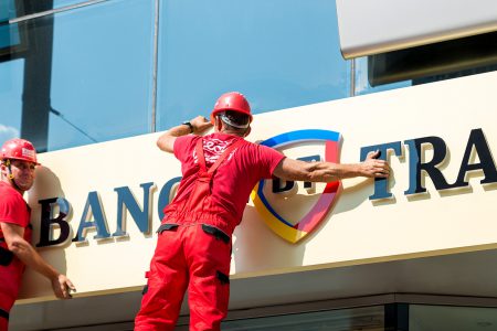 CORONACRIZĂ: Banca Transilvania a decis amânarea ratelor aferente cardurilor de credit. Clienții beneficiază de o pauză până în luna mai 2020