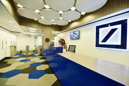 CORONACRIZĂ. Cei 900 de angajați ai Deutsche Bank din București lucrează de acasă. Compania și-a mutat operațiunile online. Centrul de tehnologie își extinde echipa și face interviuri online pentru ocuparea a 100 de noi posturi