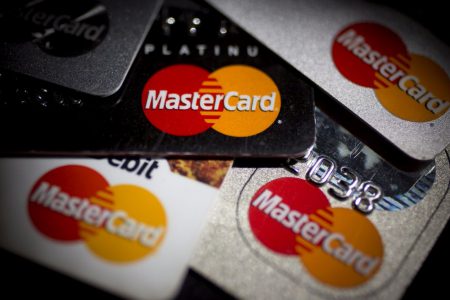 În urma creșterii fulminante a utilizării cardurilor în acestă perioadă, Mastercard dubleză limita pentru plățile contactless fără PIN în România