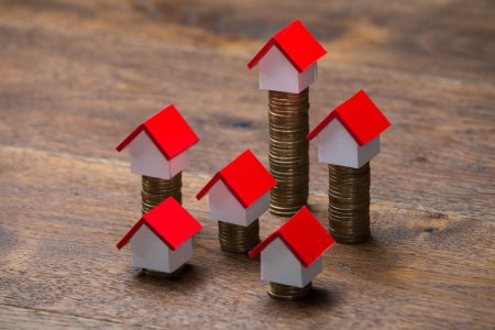 Creditul Prima Casă rămâne cel mai ieftin împrumut pentru locuință. Un credit ipotecar standard poate fi și cu  15.000 de euro mai scump. BCR a redus cel mai mult diferențele de costuri