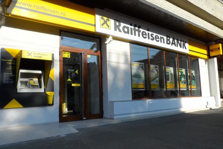Raiffeisen Bank a lansat serviciul cash-back în benzinăriile Rompetrol
