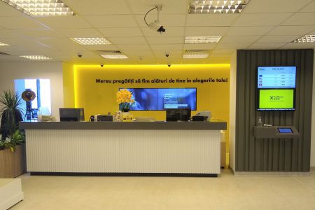Raiffeisen Bank deschide prima agenție în Cluj, amenajată pe baza conceptului de “Noua Generație”. Monica Udrescu: „Noul concept de design interior și de organizare a unităților noastre este menit să ofere  o nouă experiență de banking clienților noștri, pornind de la o atmosferă relaxată și prietenoasă”