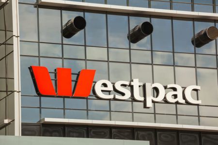 Westpac, banca care a încălcat legea de 23 de milioane de ori, a primit o amemedă record pentru spălarea banilor
