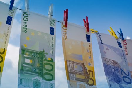 UE va interzice tranzacțiile în numerar de peste 10.000 euro. „Vrem un euro curat, nu un euro murdar”, spune comisarul UE, Mairead McGuinness. Când apare pachetul legislativ denumit „Big Bang”
