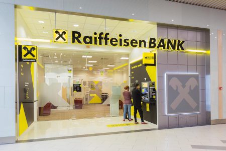 Raiffeisen Bank a lansat o platformă dedicată companiilor care au operațiuni de schimb valutar în activitatea curentă. Mihai Lazar: ”R-Flex oferă siguranță, este ușor de folosit, accesibilă de oriunde, oricând și cu cotații competitive”