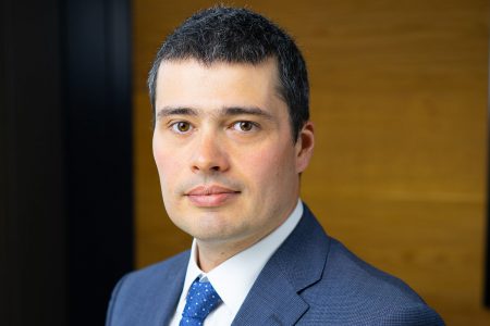 Raiffeisen Asset Management a devenit mai mare administrator de fonduri deschise de investitii din Romania. Razvan Szilagyi: Trecem printr-o perioada cu inflatie ridicata si presiuni asupra cursului de schimb, inamicii economiilor noastre. Important este ca avem solutii si ma bucur ca o mare parte din clientii nostri au apelat la ele
