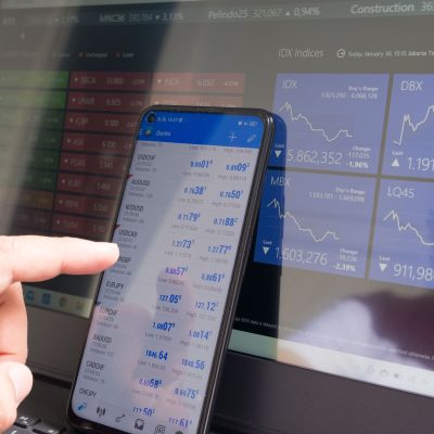 Ce faci când bursele scad? Află cum te poți proteja – sfaturi esențiale pentru investitori în vremuri tulburi