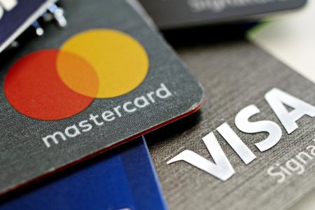 Companiile se retrag din Rusia. Visa, Mastercard și American Express nu mai emit carduri și suspendă plățile
