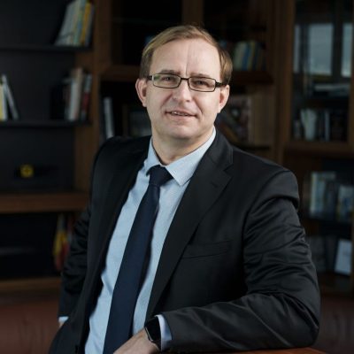 Noul șef al Raiffeisen Bank, Zdenek Romanek, la bilanțul activității băncii din primul trimestru din 2022: ”Ne confruntăm cu o situație extrem de imprevizibilă și dificilă, razboiul din Ucraina, care determină schimbări în comportamentul clienților”
