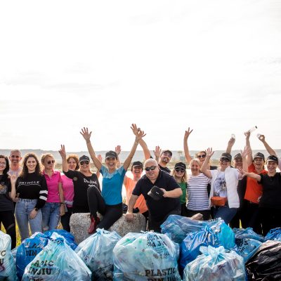 OTP Bank România, parteneriat cu Asociația Ape fără Plastic pentru ecologizarea râului Jiu. Voluntarii OTP au adunat 400 de kilograme de deșeuri și continuă grija pentru mediu