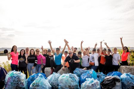 OTP Bank România, parteneriat cu Asociația Ape fără Plastic pentru ecologizarea râului Jiu. Voluntarii OTP au adunat 400 de kilograme de deșeuri și continuă grija pentru mediu