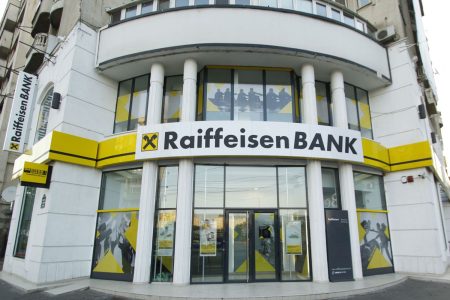 Raiffeisen Bank crește dobânzile pentru economiile în dolari și euro