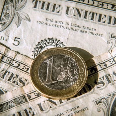 Euro, la cel mai ridicat nivel din ultimele nouă luni faţă de dolar