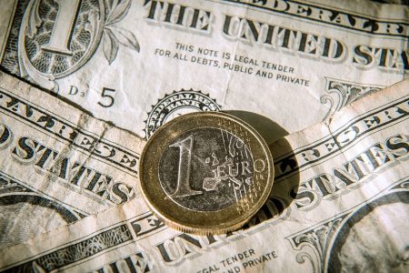 Euro, la cel mai ridicat nivel din ultimele nouă luni faţă de dolar