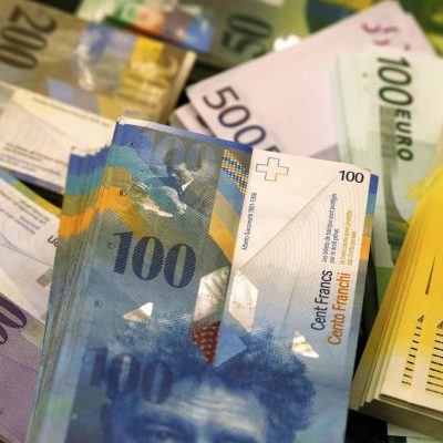Justiţia europeană dă câştig de cauză polonezilor care au luat credite în franci elveţieni în disputa cu băncile